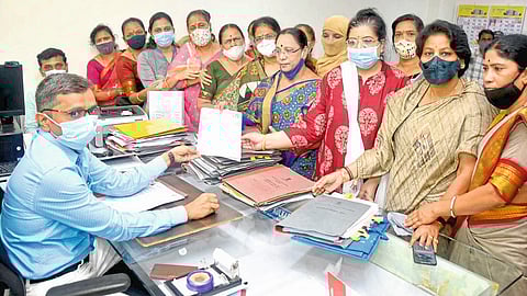 नांदेड : पेट्रोल, डिझेल, घरगुती गॅस आणि खाद्य तेलाच्या किंमती वाढल्याबद्दल केंद्र सरकारचा महिला कॉँग्रेसतर्फे निषेध करून जिल्हाधिकारी कार्यालयात शुक्रवारी निवेदन देण्यात आले.