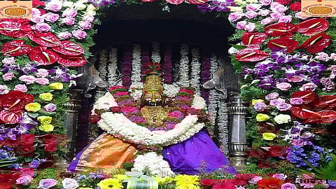 तुळजाभवानी माता मंदिरात फुलांची सजावट करण्यात आली आहे.