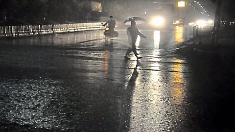 औरंगाबाद : शहरात बुधवारी (ता. १४) रात्री मुसळधार पाऊस झाला. पुंडलीकनगर रस्त्यावरील हे छायाचित्र.