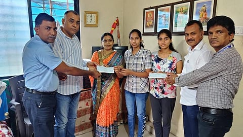 दिवंगत वर्गमित्राच्या कुटुंबासाठी जमवला पाच लाखांचा निधी