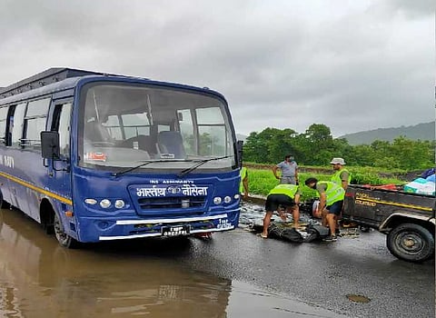 "घराच्या छतावर येऊन उभं राहा", महाडच्या लोकांपर्यंत हा संदेश पोहोचवा