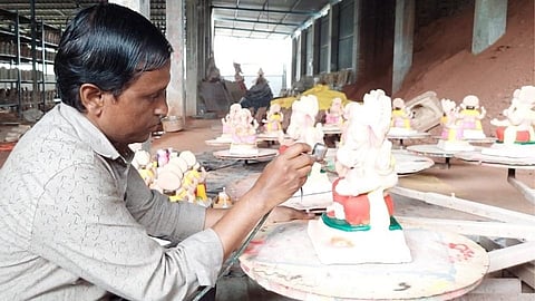 गणपती बाप्पा मोरया! तारदाळची गणेशमूर्ती थेट इंग्लंडच्या घरात