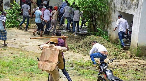 Video : भाजप कार्यकर्त्यांनी थोबाडीत मारल्याचा पोलिसाचा आरोप