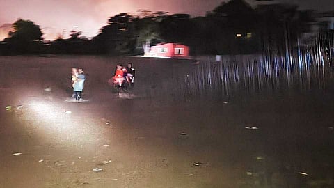 शहापूर: पुराच्या पाण्यात कुटुंब अडकल्याचं समजताच माजी आमदार दोर घेऊन धावले