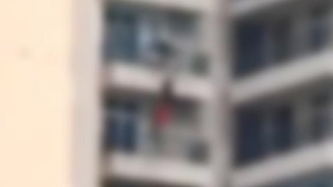 नवव्या मजल्यावरून पडली बायको, नवऱ्याने पकडला हात पण...