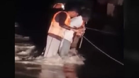 नांदेड : जिल्ह्यातील जामदरी (ता.भोकर) येथील काळढोह नदीच्या पुरात अडकलेल्या दोघा तरुणांना उपजिल्हाधिकारी राजेंद्र खंदारे यांनी जीव धोक्यात घालून वाचवले आहे.