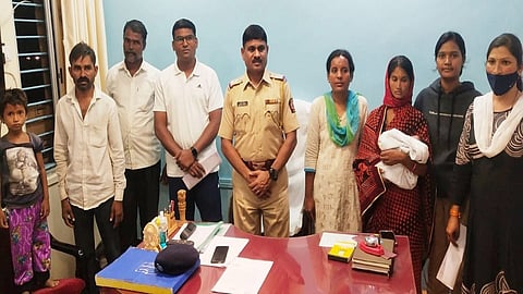 उमरगा : दोन लहान निरागस मुलींना पालकांच्या स्वाधीन करताना पोलीस निरीक्षक मुकुंद अघाव, सहायक पोलीस निरीक्षक सिद्धेश्वर गोरे आदी.