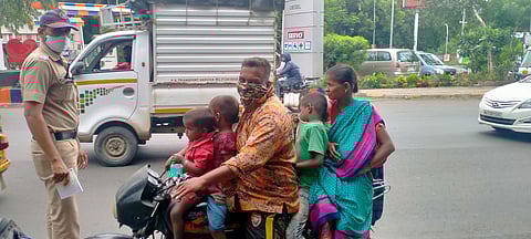 हद्दच झाली राव! दुचाकीवर सहाजणांना पाहून पोलीसही चक्रावले