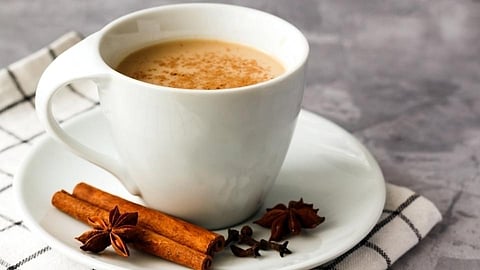 हेल्दी राहण्यासाठी चहामध्ये 'या' तीन गोष्टींचा समावेश करा