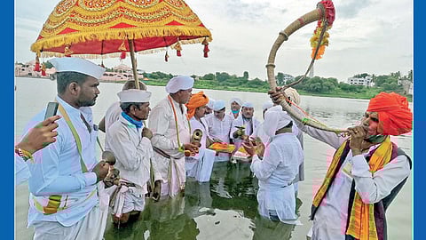पंढरपुरात पुन्हा एकदा भक्तीसागर भरू दे! उद्धव ठाकरे यांचे विठ्ठलचरणी साकडे