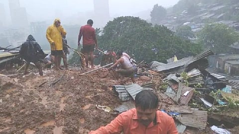 ठाणे - दरड कोसळून एकाच कुटुंबातील पाच जणांचा मृत्यू