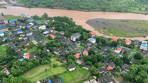 महाडमध्ये महाप्रलय! नौदलाने टिपली छायाचित्रे