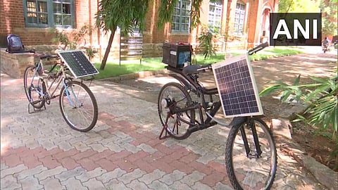 पेट्रोलच्या वाढत्या किंमतींमुळे बनवली सोलर सायकल; बॅटरी संपली तरी 20 किमी धावणार