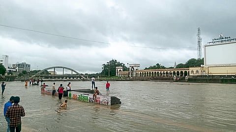 आळंदीमध्ये इंद्रायणीच्या पाण्यात सेल्फीसाठी तरुणाईची धडपड