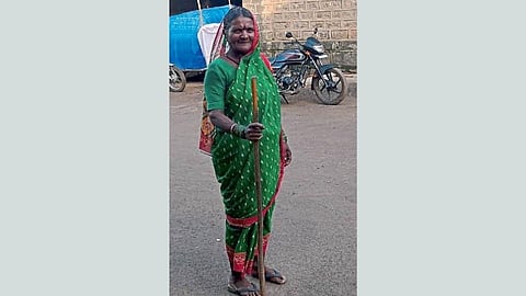 पुरुषी मक्ता मोडत उंदरवाडीच्या कांबळे मावशींच्या अनोख्या धाडसाचं होतयं कौतुक