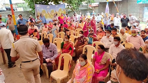 लसीकरणाचा गोंधळ; कार्यकर्त्यांनी उपायुक्तांनी धरले धारेवर