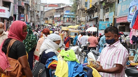 अखेर तीन महिन्यांनी शटर उघडले; ग्राहकांची सहकुटुंब गर्दी