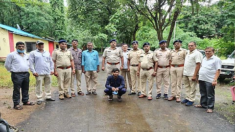 कोब्रा सापाबरोबर खेळ, इन्स्टाग्रामवर व्हिडिओ अपलोड करणं सर्पमित्राला पडलं महाग