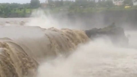 किनवट तालुक्यातील पैनगंगा नदीला पूर आला आहे. त्यामुळे नदीवरील सुप्रसिद्ध सहस्त्रकुंड धबधबा वाहू लागला आहे.