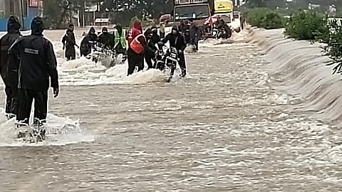 पुणे-बंगळूर राष्ट्रीय महामार्गावर 2000 वाहने अडकली