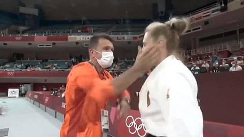 Olympics : महिला खेळाडूसोबत कोचनं असं का केलं? व्हिडिओ व्हायरल