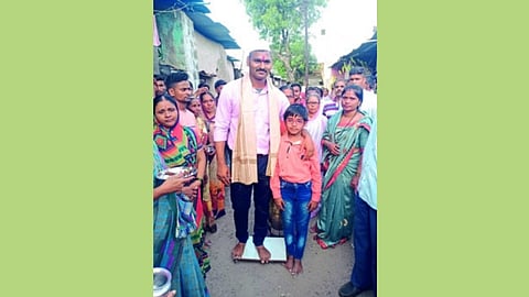 जिद्दीपुढे नियतीही झुकली; आईच्या कष्टाचे मुलाने केले चीज