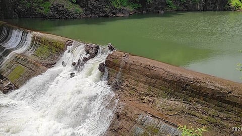 पणदेरी धरणाच्या मुख्य भिंतीला मोठी गळती; परिसरात भीतीचे वातावरण