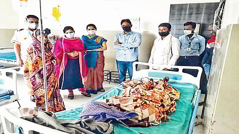 लातूर : इळेगाव (ता. गंगाखेड) येथील मनीषा धापसे या मुलीवर येथे यशस्वी शस्त्रक्रिया करण्यात आली. यावेळी दिशा प्रतिष्ठानचे अभिजित देशमुख, ॲड. वैशाली यादव, नगरसेवक श्वेता लोंढे.