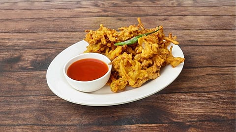 पावसाळ्यात कुरकुरीत कोबी भजी बनवा घरी; 'ही' आहे सोप्पी रेसिपी