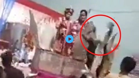 VIDEO: नवरदेवाला भरमांडवात आईनेच मारलं चपलेनं; कारण ऐकून व्हाल हैराण