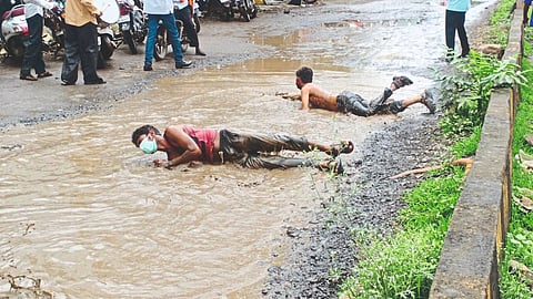 प्रशासनाच्या बेपरवाईने बेशरमही लाजली; नागरिक लोळले चिखलात