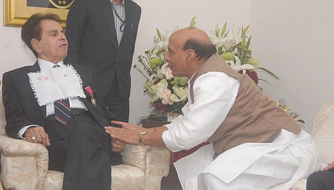 अन् दिलीप कुमारांच्या घरी आले पद्मविभूषण....