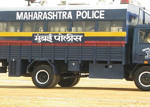 बलात्काराचा आरोपी हातात बेड्या असताना मुंबई पोलिसांच्या तावडीतून पळाला