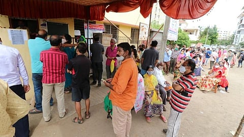 कोल्हापुरात कोविशिल्डचा दुसरा डोस घेण्यासाठी नागरिकांची गर्दी