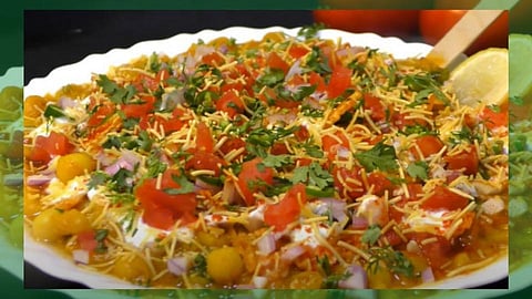 स्ट्रीट फूड खायची इच्छा होतीये? मग ट्राय करा आलू हंडी चाट