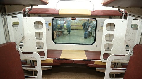 राजधानी एक्सप्रेसचा 'तेजस' लूक, पाहा खास फोटो