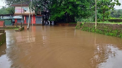 रत्नागिरी, सिंधुदुर्गात धुवांधार; म्हाळुंगेत घराला तडे