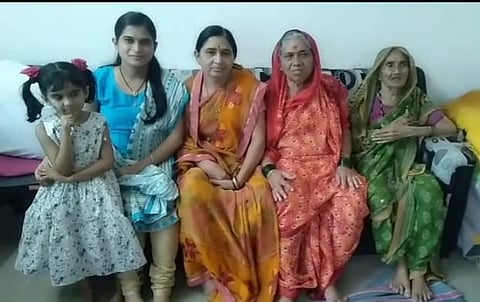 पाच पिढ्यांचे प्रतिनिधित्व करणाऱ्या वानखडे ते ठोंबरे कुटुंबातील स्त्रिया.