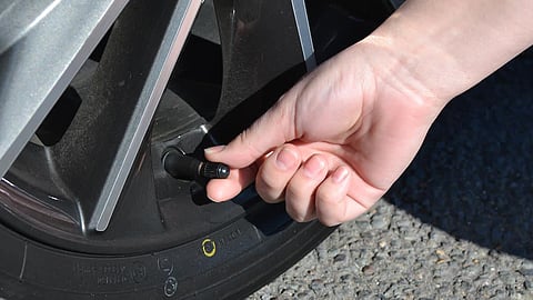 पार्किंगची व्यवस्था नसताना वाहनांची साेडली हवा