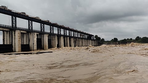 नांदेड : गोदावरी नदीवरील डॉ. शंकरराव चव्हाण विष्णुपुरी प्रकल्पाचे तीन दरवाजे उघडून नदीपात्रात पाण्याचा विसर्ग करण्यात येत असल्यामुळे शुक्रवारी नदी दुथडी भरून वाहत होती.