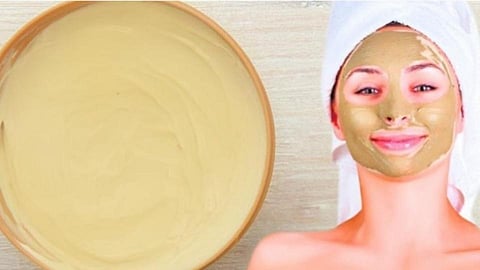 मुलतानी मातीसोबत 'ही' गोष्ट मिसळा; चेहरा होईल सुंदर