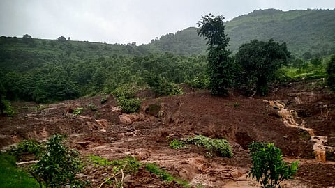 वाईत देरुखकरवाडी वस्तीवर कोसळली दरड.