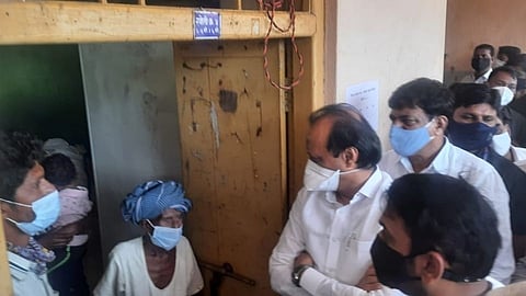 भिलवडी बाजारपेठेची अजित पवार यांच्याकडून बोटीतून पाहणी