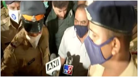 मुंबई : ईडीच्या कार्यालयात तब्बल ९ तास चौकशी झाल्यानंतर कार्यालयातून बाहेर पडताना एकनाथ खडसे.