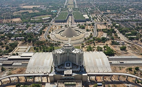 नव्याने पुनर्विकास झालेल्या गांधीनगर कॅपिटल रेल्वे स्थानकाचे हवाई दृश्य.