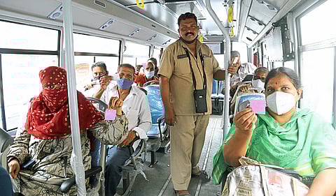 शिवाजी रस्ता : ‘दहा रुपयांत शहराच्या मध्यवस्तीतून दिवसभर प्रवास’ या पुण्यदशम बसमध्ये बसलेले प्रवासी.