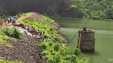 Konkan Breaking - मंडणगड तालुक्यातील पणदेरी धरणाला मोठी गळती