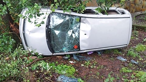 महाबळेश्वरात कार खड्ड्यात कोसळून पुण्यातील डॉक्टर जखमी