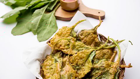 टेस्टी आणि हेल्दी ऑईल फ्री पालक पकोड्याची झटपट रेसिपी पाहाच