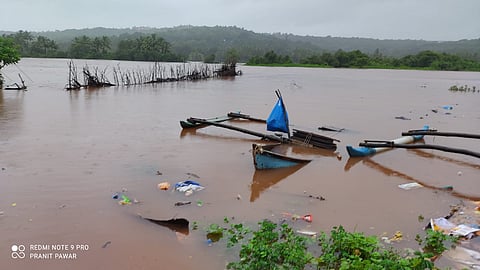 Konkan Rain - काजळी नदीला पूर; चांदेराई बाजारपेठ पाण्याखाली